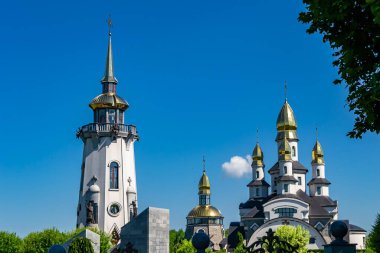 Hristiyan kilisesi, yüksek çan kulesinde ibadet için kesişiyor. Çan kulesinde haçı olan güzel bir kiliseden samimi bir duaya kadar fotoğraf çekiliyor. Çan kulesi üzerinde kilise duası açık gökyüzü üzerinde.