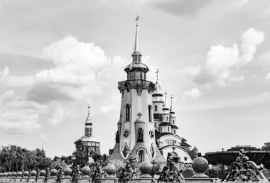 Hristiyan kilisesi, yüksek çan kulesinde ibadet için kesişiyor. Çan kulesinde haçı olan güzel bir kiliseden samimi bir duaya kadar fotoğraf çekiliyor. Çan kulesi üzerinde kilise duası açık gökyüzü üzerinde.