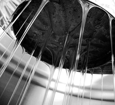 Sıvı nektarla dolu altıgen bal peteklerinden arı damlayan bal damlası, bal petekleri doğal bal damlatan yaz kompozisyonu, balmumu çerçeveli arı damlası, bal peteğine damlayan bal damlası