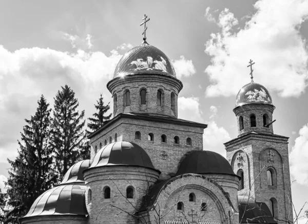 Hristiyan kilisesi, yüksek çan kulesinde ibadet için kesişiyor. Çan kulesinde haçı olan güzel bir kiliseden samimi bir duaya kadar fotoğraf çekiliyor. Çan kulesi üzerinde kilise duası açık gökyüzü üzerinde.