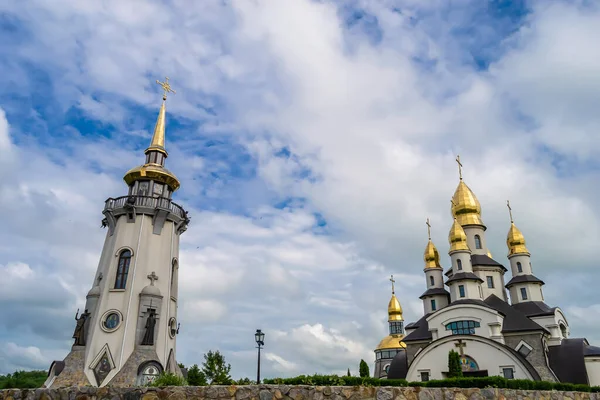 Hristiyan kilisesi, yüksek çan kulesinde ibadet için kesişiyor. Çan kulesinde haçı olan güzel bir kiliseden samimi bir duaya kadar fotoğraf çekiliyor. Çan kulesi üzerinde kilise duası açık gökyüzü üzerinde.