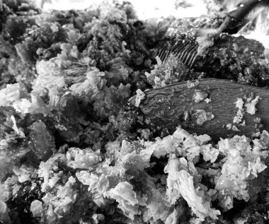 Altın nektarla dolu altıgen bal peteklerinden arı damlayan bal damlası, bal peteği yaz kompozisyonu doğal bal damlası, balmumu çerçeve arısına damlayan bal damlası, bal peteğine damlayan bal damlası