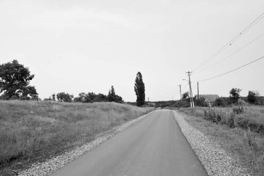 Renkli arka planda güzel boş asfalt yol, kırsal alandan geçen yeni boş asfalt yol, yeşillik kırsalında hız arabası için boş asfalt yol.
