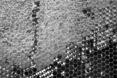 Altın nektarla dolu altıgen bal peteklerinden arı damlayan bal damlası, bal peteği yaz kompozisyonu doğal bal damlası, balmumu çerçeve arısına damlayan bal damlası, bal peteğine damlayan bal damlası