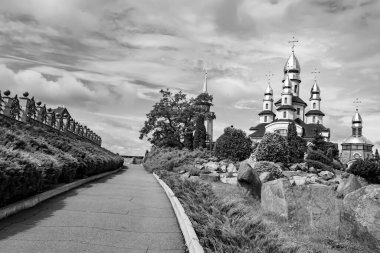 Hristiyan kilisesi, yüksek çan kulesinde ibadet için kesişiyor. Çan kulesinde haçı olan güzel bir kiliseden samimi bir duaya kadar fotoğraf çekiliyor. Çan kulesi üzerinde kilise duası açık gökyüzü üzerinde.