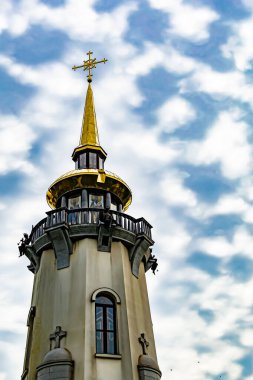 Hristiyan kilisesi, yüksek çan kulesinde ibadet için kesişiyor. Çan kulesinde haçı olan güzel bir kiliseden samimi bir duaya kadar fotoğraf çekiliyor. Çan kulesi üzerinde kilise duası açık gökyüzü üzerinde.