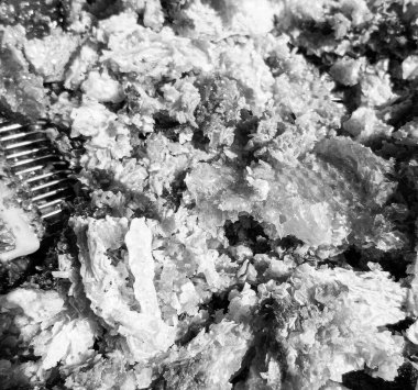 Altın nektarla dolu altıgen bal peteklerinden arı damlayan bal damlası, bal peteği yaz kompozisyonu doğal bal damlası, balmumu çerçeve arısına damlayan bal damlası, bal peteğine damlayan bal damlası