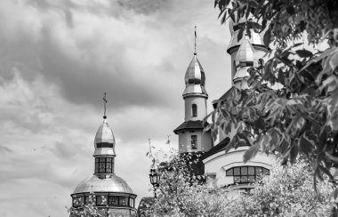Hristiyan kilisesi, yüksek çan kulesinde ibadet için kesişiyor. Çan kulesinde haçı olan güzel bir kiliseden samimi bir duaya kadar fotoğraf çekiliyor. Çan kulesi üzerinde kilise duası açık gökyüzü üzerinde.