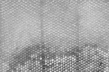 Altın nektarla dolu altıgen bal peteklerinden arı damlayan bal damlası, bal peteği yaz kompozisyonu doğal bal damlası, balmumu çerçeve arısına damlayan bal damlası, bal peteğine damlayan bal damlası