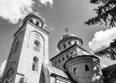 Hristiyan kilisesi, yüksek çan kulesinde ibadet için kesişiyor. Çan kulesinde haçı olan güzel bir kiliseden samimi bir duaya kadar fotoğraf çekiliyor. Çan kulesi üzerinde kilise duası açık gökyüzü üzerinde.
