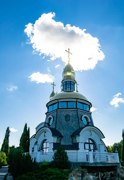 Hristiyan kilisesi, yüksek çan kulesinde ibadet için kesişiyor. Çan kulesinde haçı olan güzel bir kiliseden samimi bir duaya kadar fotoğraf çekiliyor. Çan kulesi üzerinde kilise duası açık gökyüzü üzerinde.