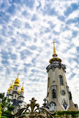 Hristiyan kilisesi, yüksek çan kulesinde ibadet için kesişiyor. Çan kulesinde haçı olan güzel bir kiliseden samimi bir duaya kadar fotoğraf çekiliyor. Çan kulesi üzerinde kilise duası açık gökyüzü üzerinde.