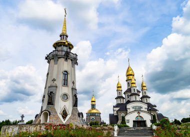 Hristiyan kilisesi, yüksek çan kulesinde ibadet için kesişiyor. Çan kulesinde haçı olan güzel bir kiliseden samimi bir duaya kadar fotoğraf çekiliyor. Çan kulesi üzerinde kilise duası açık gökyüzü üzerinde.