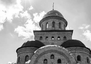 Hristiyan kilisesi, yüksek çan kulesinde ibadet için kesişiyor. Çan kulesinde haçı olan güzel bir kiliseden samimi bir duaya kadar fotoğraf çekiliyor. Çan kulesi üzerinde kilise duası açık gökyüzü üzerinde.