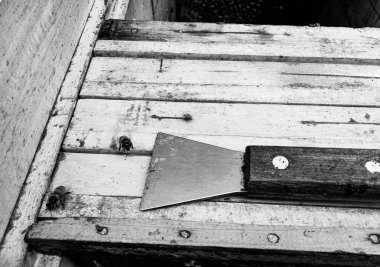 Kanatlı arı yavaşça uçar ve canlı çiçeklerden özel arı kovanına nektar toplar. Arı kovanından, arı kovanından, arı bacağındaki çiçek tozundan, arılara yakın planda arı kovanından oluşan arı kovanından.