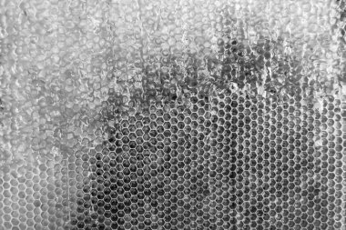 Altın nektarla dolu altıgen bal peteklerinden arı damlayan bal damlası, bal peteği yaz kompozisyonu doğal bal damlası, balmumu çerçeve arısına damlayan bal damlası, bal peteğine damlayan bal damlası