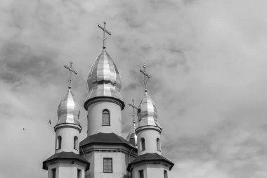Hristiyan kilisesi, yüksek çan kulesinde ibadet için kesişiyor. Çan kulesinde haçı olan güzel bir kiliseden samimi bir duaya kadar fotoğraf çekiliyor. Çan kulesi üzerinde kilise duası açık gökyüzü üzerinde.