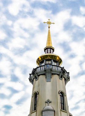 Hristiyan kilisesi, yüksek çan kulesinde ibadet için kesişiyor. Çan kulesinde haçı olan güzel bir kiliseden samimi bir duaya kadar fotoğraf çekiliyor. Çan kulesi üzerinde kilise duası açık gökyüzü üzerinde.