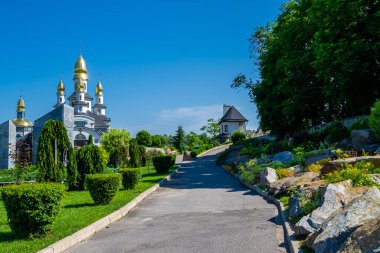 Hristiyan kilisesi, yüksek çan kulesinde ibadet için kesişiyor. Çan kulesinde haçı olan güzel bir kiliseden samimi bir duaya kadar fotoğraf çekiliyor. Çan kulesi üzerinde kilise duası açık gökyüzü üzerinde.