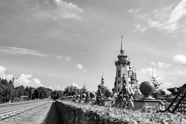 Hristiyan kilisesi, yüksek çan kulesinde ibadet için kesişiyor. Çan kulesinde haçı olan güzel bir kiliseden samimi bir duaya kadar fotoğraf çekiliyor. Çan kulesi üzerinde kilise duası açık gökyüzü üzerinde.