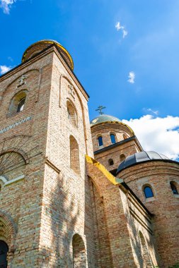 Hristiyan kilisesi, yüksek çan kulesinde ibadet için kesişiyor. Çan kulesinde haçı olan güzel bir kiliseden samimi bir duaya kadar fotoğraf çekiliyor. Çan kulesi üzerinde kilise duası açık gökyüzü üzerinde.