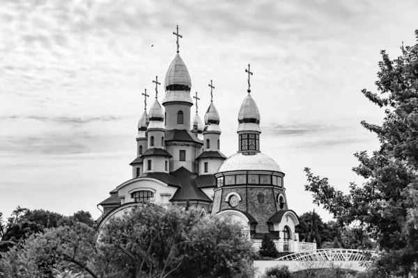 Християнський Церковний Хрест Високій Вежі Молитви Фотографія Складається Красивої Церкви — стокове фото