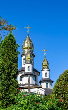 Hristiyan kilisesi, yüksek çan kulesinde ibadet için kesişiyor. Çan kulesinde haçı olan güzel bir kiliseden samimi bir duaya kadar fotoğraf çekiliyor. Çan kulesi üzerinde kilise duası açık gökyüzü üzerinde.