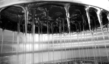 Sıvı nektarla dolu altıgen bal peteklerinden arı damlayan bal damlası, bal petekleri doğal bal damlatan yaz kompozisyonu, balmumu çerçeveli arı damlası, bal peteğine damlayan bal damlası