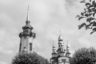 Hristiyan kilisesi, yüksek çan kulesinde ibadet için kesişiyor. Çan kulesinde haçı olan güzel bir kiliseden samimi bir duaya kadar fotoğraf çekiliyor. Çan kulesi üzerinde kilise duası açık gökyüzü üzerinde.