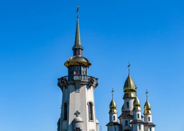 Hristiyan kilisesi, yüksek çan kulesinde ibadet için kesişiyor. Çan kulesinde haçı olan güzel bir kiliseden samimi bir duaya kadar fotoğraf çekiliyor. Çan kulesi üzerinde kilise duası açık gökyüzü üzerinde.