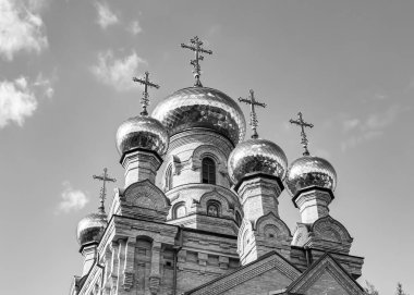Hristiyan kilisesi, yüksek çan kulesinde ibadet için kesişiyor. Çan kulesinde haçı olan güzel bir kiliseden samimi bir duaya kadar fotoğraf çekiliyor. Çan kulesi üzerinde kilise duası açık gökyüzü üzerinde.