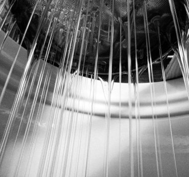 Sıvı nektarla dolu altıgen bal peteklerinden arı damlayan bal damlası, bal petekleri doğal bal damlatan yaz kompozisyonu, balmumu çerçeveli arı damlası, bal peteğine damlayan bal damlası