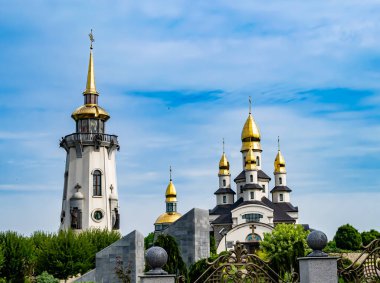 Hristiyan kilisesi, yüksek çan kulesinde ibadet için kesişiyor. Çan kulesinde haçı olan güzel bir kiliseden samimi bir duaya kadar fotoğraf çekiliyor. Çan kulesi üzerinde kilise duası açık gökyüzü üzerinde.