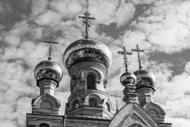 Hristiyan kilisesi, yüksek çan kulesinde ibadet için kesişiyor. Çan kulesinde haçı olan güzel bir kiliseden samimi bir duaya kadar fotoğraf çekiliyor. Çan kulesi üzerinde kilise duası açık gökyüzü üzerinde.
