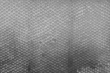 Altın nektarla dolu altıgen bal peteklerinden arı damlayan bal damlası, bal peteği yaz kompozisyonu doğal bal damlası, balmumu çerçeve arısına damlayan bal damlası, bal peteğine damlayan bal damlası