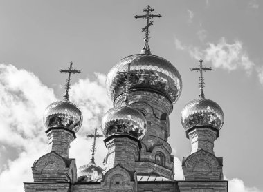 Hristiyan kilisesi, yüksek çan kulesinde ibadet için kesişiyor. Çan kulesinde haçı olan güzel bir kiliseden samimi bir duaya kadar fotoğraf çekiliyor. Çan kulesi üzerinde kilise duası açık gökyüzü üzerinde.