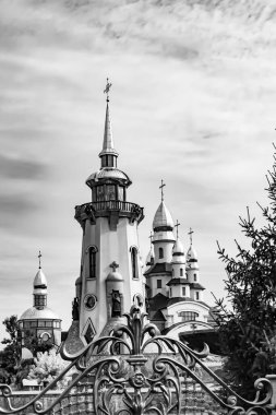 Hristiyan kilisesi, yüksek çan kulesinde ibadet için kesişiyor. Çan kulesinde haçı olan güzel bir kiliseden samimi bir duaya kadar fotoğraf çekiliyor. Çan kulesi üzerinde kilise duası açık gökyüzü üzerinde.
