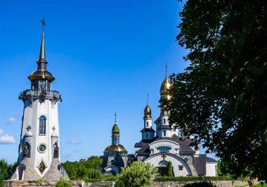 Hristiyan kilisesi, yüksek çan kulesinde ibadet için kesişiyor. Çan kulesinde haçı olan güzel bir kiliseden samimi bir duaya kadar fotoğraf çekiliyor. Çan kulesi üzerinde kilise duası açık gökyüzü üzerinde.