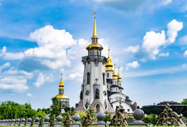 Hristiyan kilisesi, yüksek çan kulesinde ibadet için kesişiyor. Çan kulesinde haçı olan güzel bir kiliseden samimi bir duaya kadar fotoğraf çekiliyor. Çan kulesi üzerinde kilise duası açık gökyüzü üzerinde.