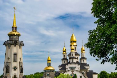 Hristiyan kilisesi, yüksek çan kulesinde ibadet için kesişiyor. Çan kulesinde haçı olan güzel bir kiliseden samimi bir duaya kadar fotoğraf çekiliyor. Çan kulesi üzerinde kilise duası açık gökyüzü üzerinde.