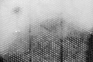 Altın nektarla dolu altıgen bal peteklerinden arı damlayan bal damlası, bal peteği yaz kompozisyonu doğal bal damlası, balmumu çerçeve arısına damlayan bal damlası, bal peteğine damlayan bal damlası