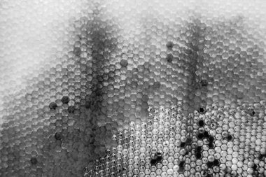 Altın nektarla dolu altıgen bal peteklerinden arı damlayan bal damlası, bal peteği yaz kompozisyonu doğal bal damlası, balmumu çerçeve arısına damlayan bal damlası, bal peteğine damlayan bal damlası