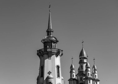 Hristiyan kilisesi, yüksek çan kulesinde ibadet için kesişiyor. Çan kulesinde haçı olan güzel bir kiliseden samimi bir duaya kadar fotoğraf çekiliyor. Çan kulesi üzerinde kilise duası açık gökyüzü üzerinde.