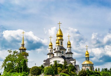 Hristiyan kilisesi, yüksek çan kulesinde ibadet için kesişiyor. Çan kulesinde haçı olan güzel bir kiliseden samimi bir duaya kadar fotoğraf çekiliyor. Çan kulesi üzerinde kilise duası açık gökyüzü üzerinde.