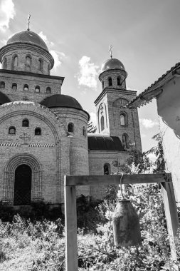 Hristiyan kilisesi, yüksek çan kulesinde ibadet için kesişiyor. Çan kulesinde haçı olan güzel bir kiliseden samimi bir duaya kadar fotoğraf çekiliyor. Çan kulesi üzerinde kilise duası açık gökyüzü üzerinde.