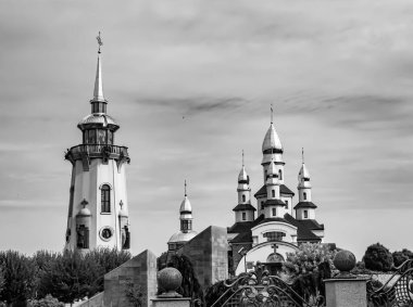 Hristiyan kilisesi, yüksek çan kulesinde ibadet için kesişiyor. Çan kulesinde haçı olan güzel bir kiliseden samimi bir duaya kadar fotoğraf çekiliyor. Çan kulesi üzerinde kilise duası açık gökyüzü üzerinde.