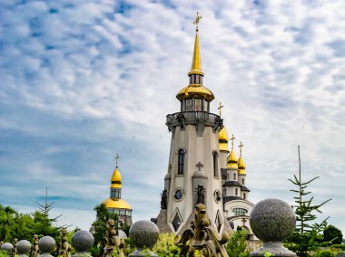 Hristiyan kilisesi, yüksek çan kulesinde ibadet için kesişiyor. Çan kulesinde haçı olan güzel bir kiliseden samimi bir duaya kadar fotoğraf çekiliyor. Çan kulesi üzerinde kilise duası açık gökyüzü üzerinde.