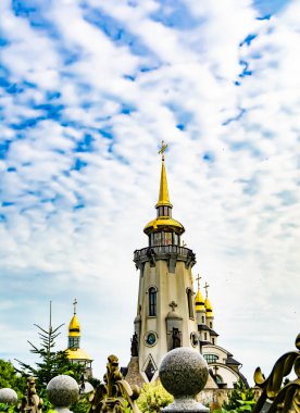 Hristiyan kilisesi, yüksek çan kulesinde ibadet için kesişiyor. Çan kulesinde haçı olan güzel bir kiliseden samimi bir duaya kadar fotoğraf çekiliyor. Çan kulesi üzerinde kilise duası açık gökyüzü üzerinde.