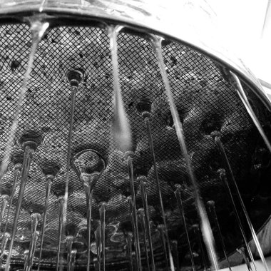 Sıvı nektarla dolu altıgen bal peteklerinden arı damlayan bal damlası, bal petekleri doğal bal damlatan yaz kompozisyonu, balmumu çerçeveli arı damlası, bal peteğine damlayan bal damlası