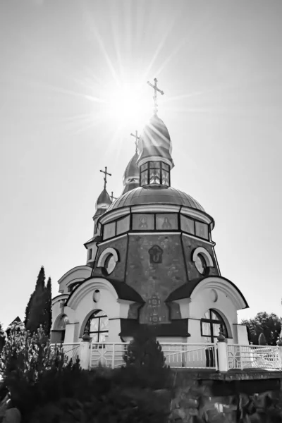 기도를 첨탑에 기독교 십자가 기도를 가파른 아름다운 교회의 십자가로 구성된 — 스톡 사진